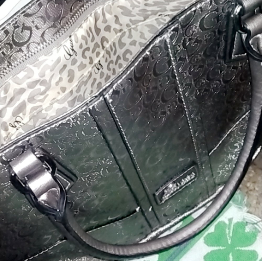 GUESS PURSE. - Picture 2 of 2